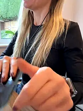 Snapshot of Phoebe_Lily chatting on 19, 11, 2025 Phoebe Lily online show from 19, 11, 2025