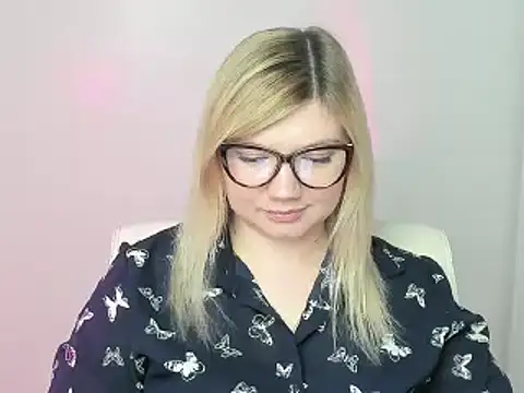 Snapshot of Lola_moree chatting on 4, 11, 2025 Lola moree online show from 4, 11, 2025