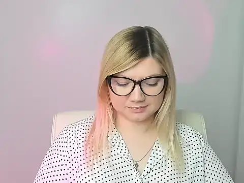 Snapshot of Lola_moree chatting on 7, 11, 2025 Lola moree online show from 7, 11, 2025