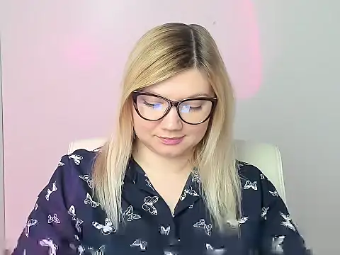 Snapshot of Lola_moree chatting on 10, 11, 2025 Lola moree online show from 10, 11, 2025