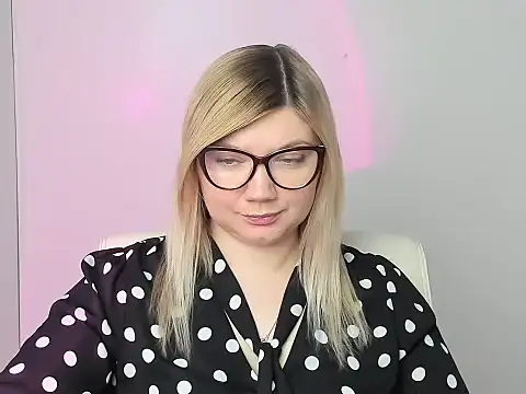 Snapshot of Lola_moree chatting on 11, 11, 2025 Lola moree online show from 11, 11, 2025