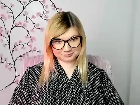 Snapshot of Lola_moree chatting on 15, 12, 2025 Lola moree online show from 15, 12, 2025