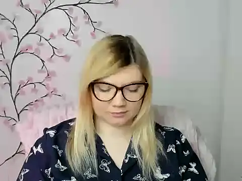 Snapshot of Lola_moree chatting on 16, 12, 2025 Lola moree online show from 16, 12, 2025