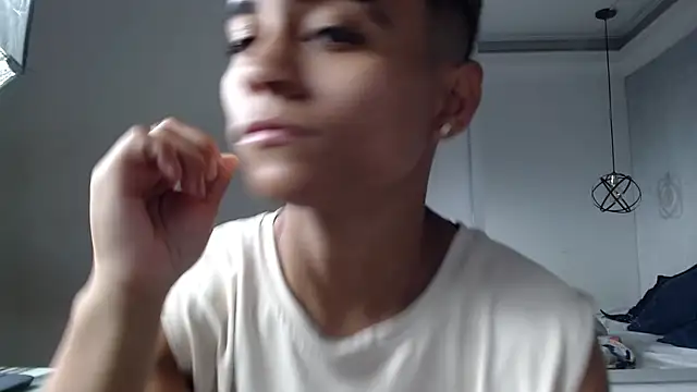 Liiamthompson online show from 10, 2, 2025