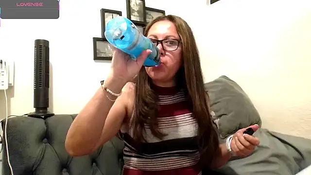 MirandaLatinaLovely online show from 15, 3, 2026