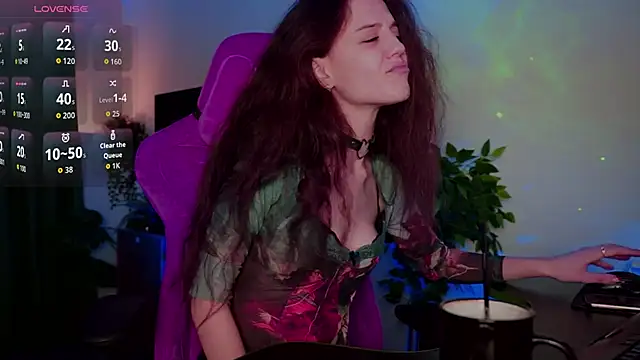 Snapshot of MilaStoyne chatting on 4, 11, 2025 MilaStoyne online show from 4, 11, 2025