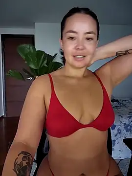 Snapshot of RenEnvy chatting on 18, 3, 2025 RenEnvy online show from 18, 3, 2025