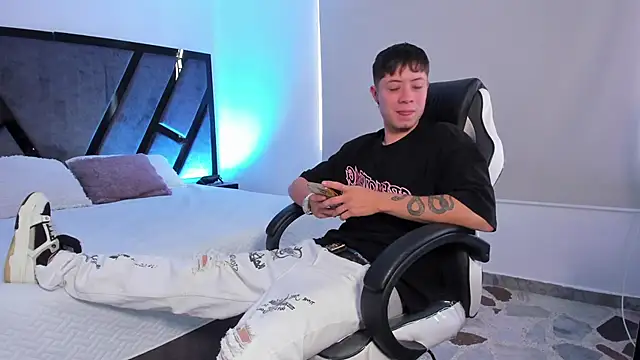 Snapshot of marcuscollins1_ chatting on 4, 10, 2025 marcuscollins1 online show from 4, 10, 2025