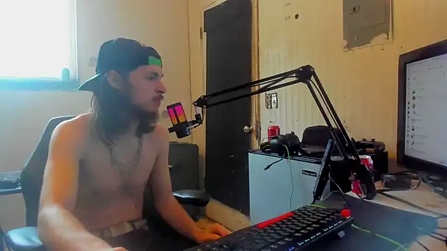 nuttyking2022 online show from 4, 2, 2025