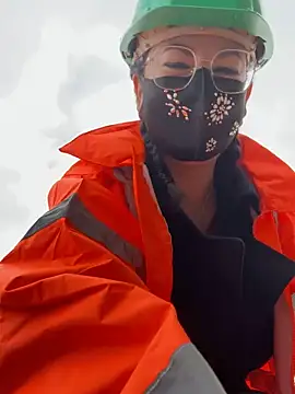 Loveblackzilla online show from 3, 12, 2025