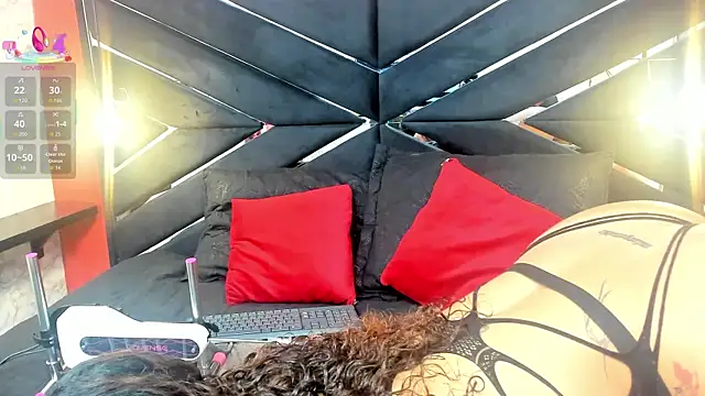 IVISBOUNCYASS online show from 4, 11, 2025