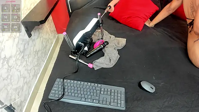 IVISBOUNCYASS online show from 28, 11, 2025