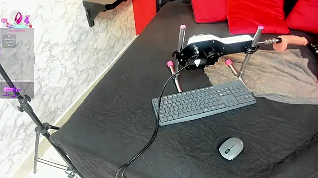 IVISBOUNCYASS online show from 19, 12, 2025