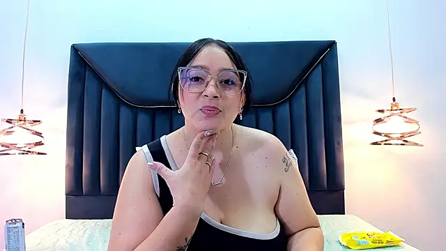 ZamiraGates online show from 26, 2, 2025