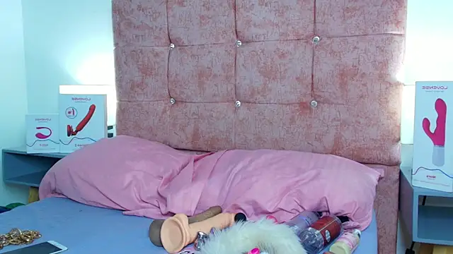 Snapshot of Skye_Moore chatting on 13, 10, 2025 Skye Moore online show from 13, 10, 2025