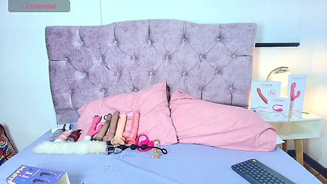 Snapshot of Skye_Moore chatting on 5, 11, 2025 Skye Moore online show from 5, 11, 2025