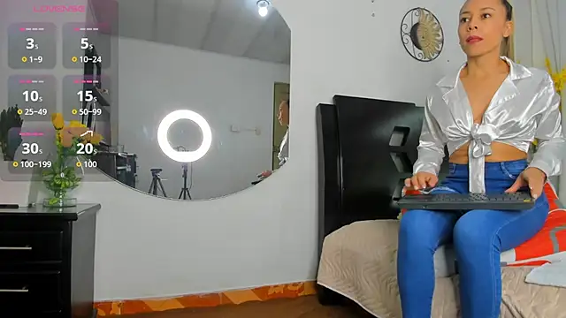 Dakotacarvajal online show from 12, 11, 2025