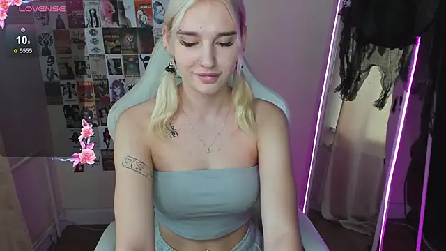 Snapshot of EvelinaLuu chatting on 2, 11, 2025 EvelinaLuu online show from 2, 11, 2025