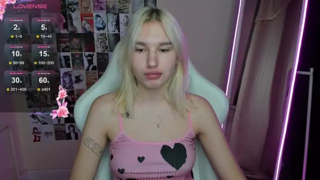 Snapshot of EvelinaLuu chatting on 18, 11, 2025 EvelinaLuu online show from 18, 11, 2025