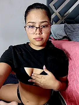 Snapshot of anahi_evans19 chatting on 22, 11, 2025 anahi evans19 online show from 22, 11, 2025