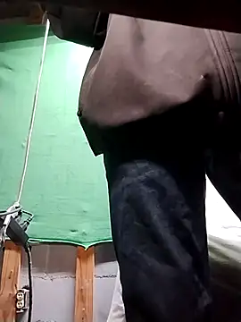 Snapshot of BrownSkinGuy420 chatting on 11, 2, 2025 BrownSkinGuy420 online show from 11, 2, 2025