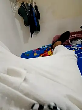 Snapshot of OutsizedPistol chatting on 17, 10, 2025 OutsizedPistol online show from 17, 10, 2025