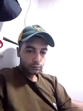 Snapshot of OutsizedPistol chatting on 28, 10, 2025 OutsizedPistol online show from 28, 10, 2025