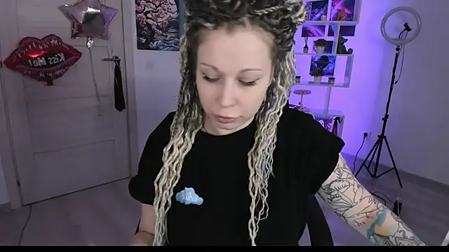 Snapshot of HoneySallyMoore chatting on 10, 10, 2025 HoneySallyMoore online show from 10, 10, 2025