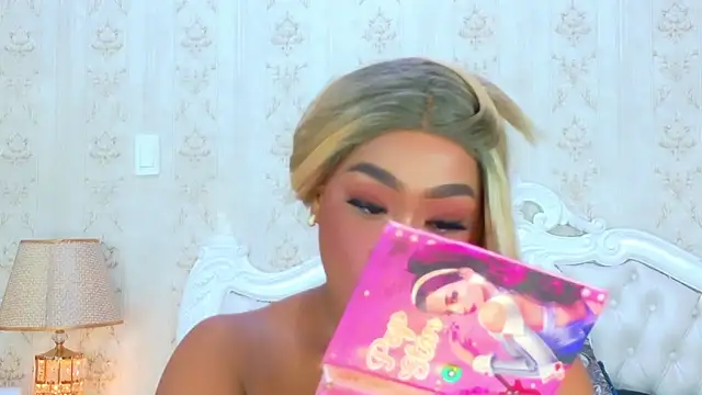 Snapshot of TianahGlow chatting on 9, 10, 2025 TianahGlow online show from 9, 10, 2025