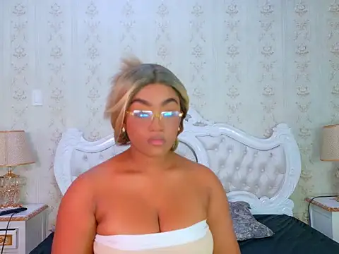 Snapshot of TianahGlow chatting on 11, 10, 2025 TianahGlow online show from 11, 10, 2025