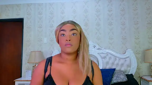 Snapshot of TianahGlow chatting on 12, 10, 2025 TianahGlow online show from 12, 10, 2025