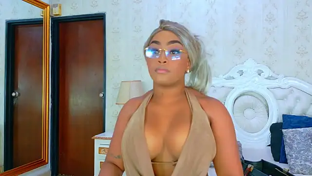 Snapshot of TianahGlow chatting on 13, 10, 2025 TianahGlow online show from 13, 10, 2025