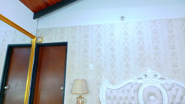 Snapshot of TianahGlow chatting on 28, 10, 2025 TianahGlow online show from 28, 10, 2025