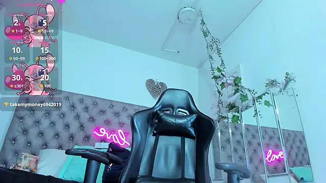 Naomii Viper online show from 1, 12, 2025