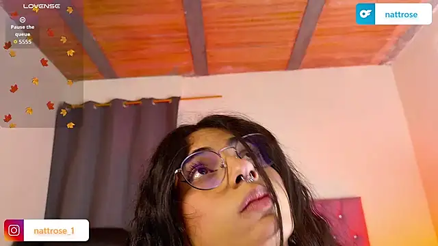 Snapshot of NATTROSE_TAY chatting on 6, 11, 2025 NATTROSE TAY online show from 6, 11, 2025