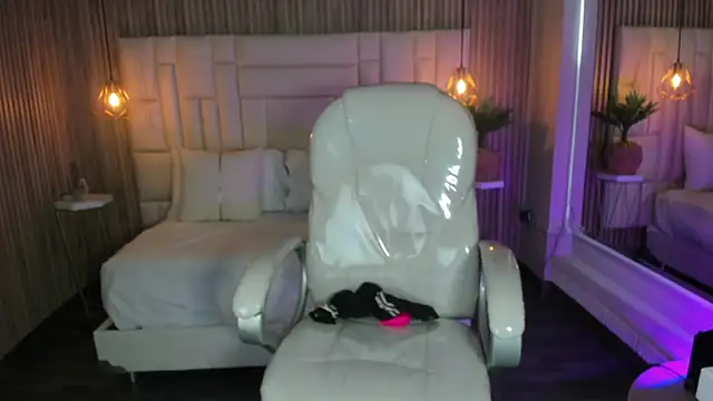 MelanieHillss online show from 10, 10, 2025