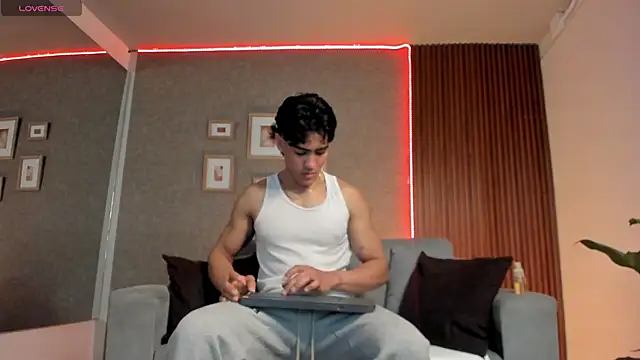 Snapshot of Taylercross chatting on 17, 2, 2025 Taylercross online show from 17, 2, 2025