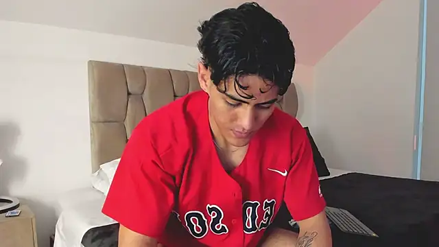 Snapshot of Taylercross chatting on 6, 3, 2025 Taylercross online show from 6, 3, 2025