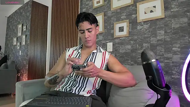 Snapshot of Taylercross chatting on 25, 11, 2025 Taylercross online show from 25, 11, 2025