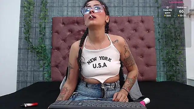 Mia  coluccy online show from 17, 2, 2025