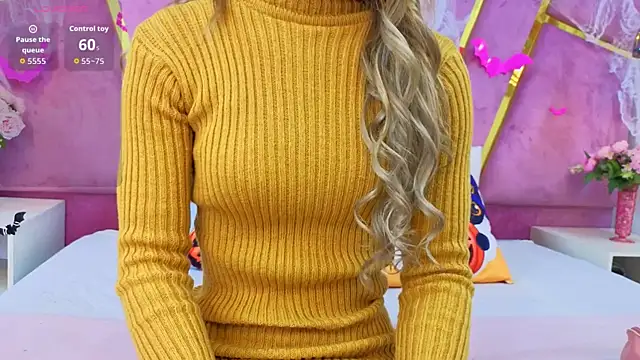 Snapshot of EmmyCortez chatting on 17, 10, 2025 EmmyCortez online show from 17, 10, 2025