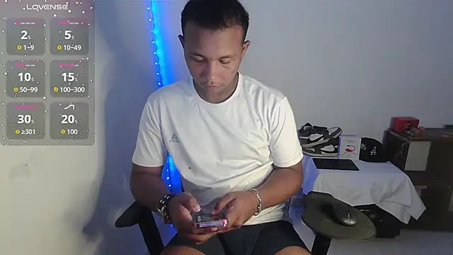 Snapshot of Gooss_cum chatting on 13, 10, 2025 Gooss cum online show from 13, 10, 2025