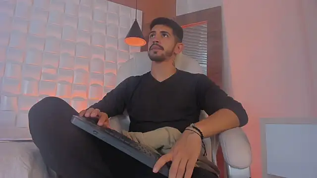 Snapshot of AlejandroStormm chatting on 10, 10, 2025 AlejandroStormm online show from 10, 10, 2025