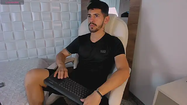 Snapshot of AlejandroStormm chatting on 13, 10, 2025 AlejandroStormm online show from 13, 10, 2025