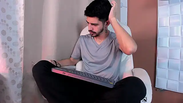 Snapshot of AlejandroStormm chatting on 15, 10, 2025 AlejandroStormm online show from 15, 10, 2025