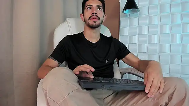 Snapshot of AlejandroStormm chatting on 17, 10, 2025 AlejandroStormm online show from 17, 10, 2025