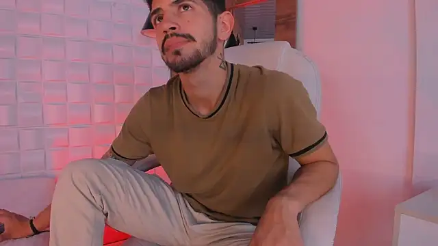 Snapshot of AlejandroStormm chatting on 19, 10, 2025 AlejandroStormm online show from 19, 10, 2025