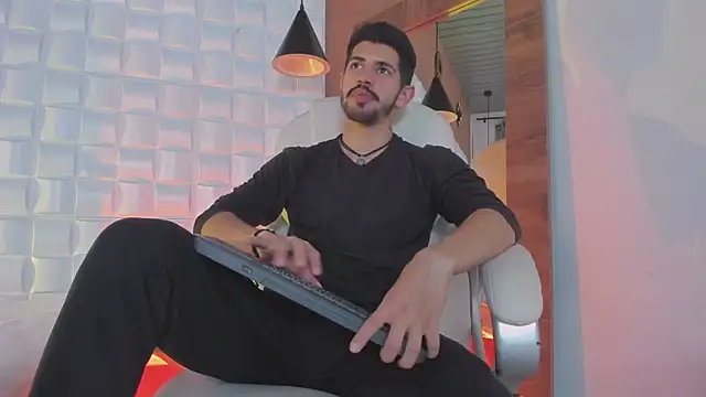 Snapshot of AlejandroStormm chatting on 20, 10, 2025 AlejandroStormm online show from 20, 10, 2025