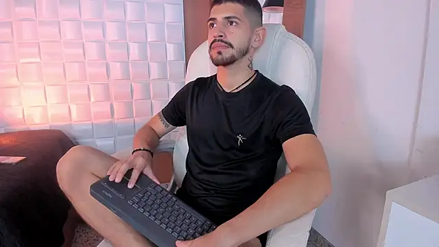 Snapshot of AlejandroStormm chatting on 26, 10, 2025 AlejandroStormm online show from 26, 10, 2025