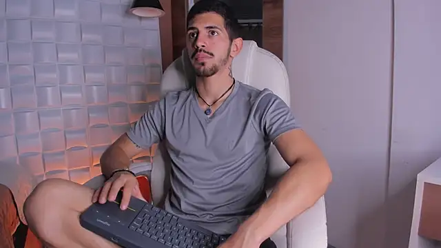 Snapshot of AlejandroStormm chatting on 19, 11, 2025 AlejandroStormm online show from 19, 11, 2025